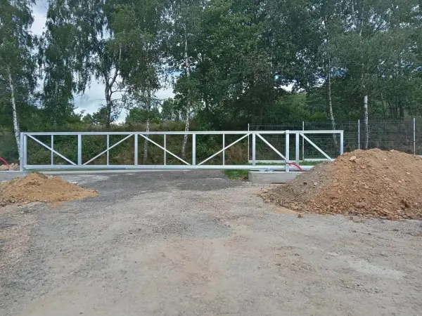 průmyslová posuvná brána hliníková pro nadměrný vjezd