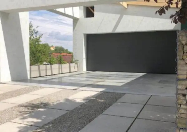 akční garážová vrata hormann sandgrain 7016 s bílou fasádou