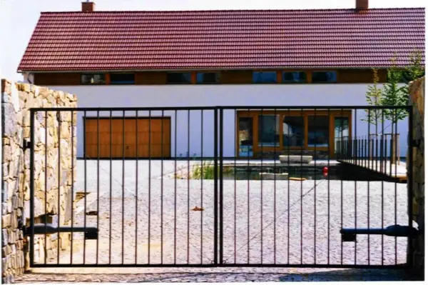 6-Brána dvoukřídlá vjezdová hliníková s elektrickým pohonem