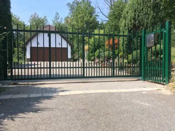 posuvná hliníková brána zelená s výplní svislého jeklu, hliníková brána s brankou, posuvná nesená brána hliníková, nesená brána s výplní