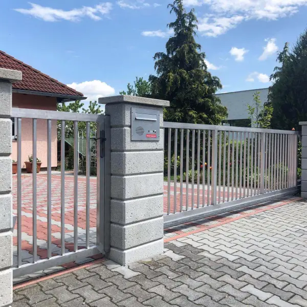 Posuvná hliníková brána, nesená brána, hliníková brána, brána se svislou jeklovou výplní, hliníková brána,