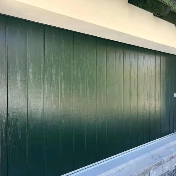 sekční odsuvná vrata Hörmann zelená woodgrain