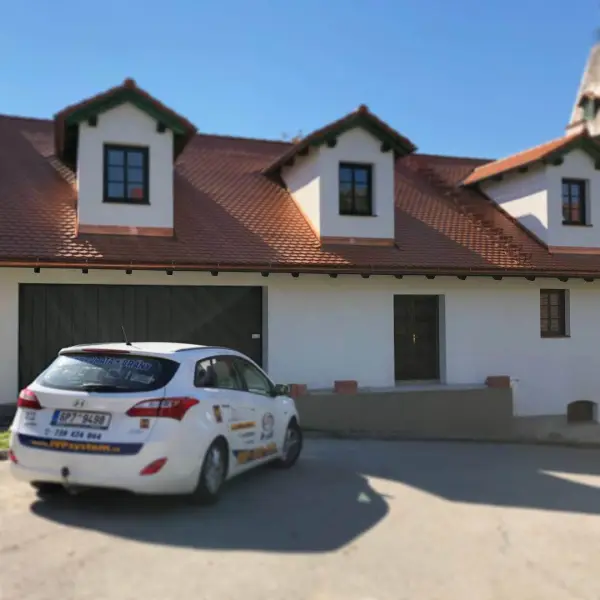 sekční odsuvná vrata Hörmann zelená woodgrain