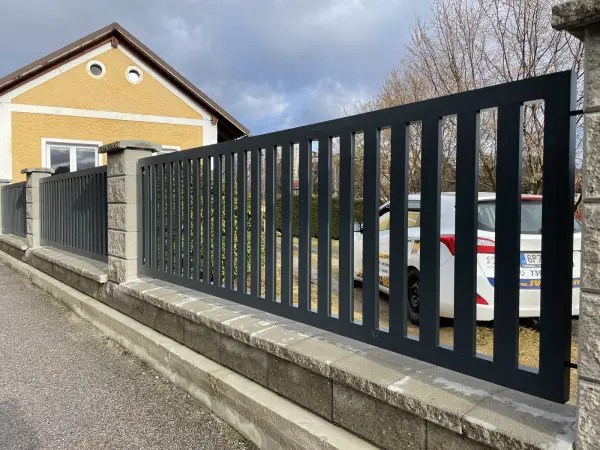 Hliníkový plot se svislou profilovou výplní 60/20 antracit RAL7016