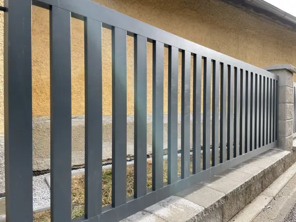 Hliníkový plot se svislou profilovou výplní 60/20 antracit RAL7016
