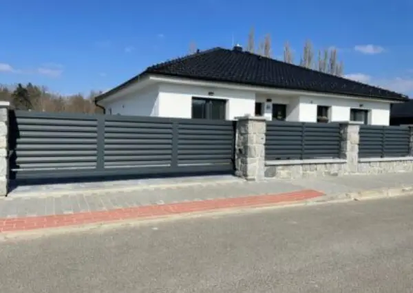 Hliníková brána, branka a plotové dílce s žaluziovou lamelovou výplní a plotové dílce, antracit RAL7016