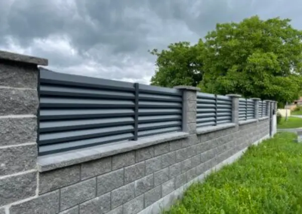 Hliníkový plot s žaluziovou lamelovou výplní antracit RAL7016
