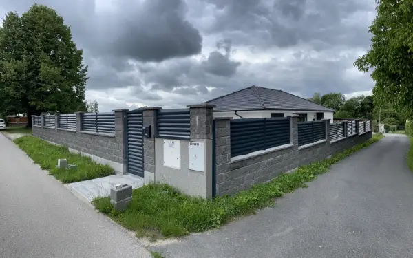 Hliníkový plot s žaluziovou lamelovou výplní antracit RAL7016