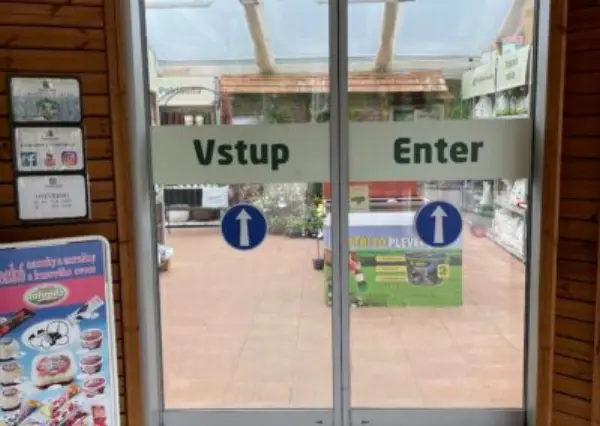 dvoukřídlé lineární automatické dveře