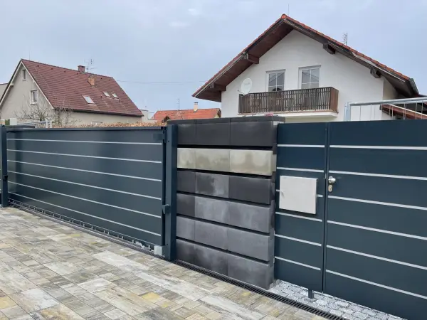 skládací křídlová brána se vsazenou svislou jeklovou výplní