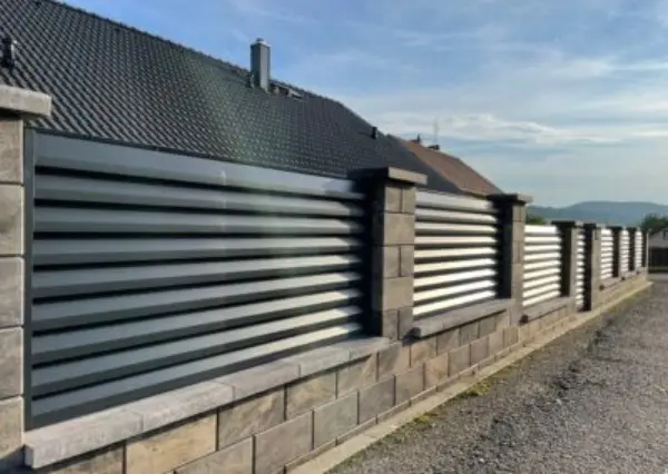 Hliníkový plot s žaluziovou lamelovou výplní antracit RAL7016