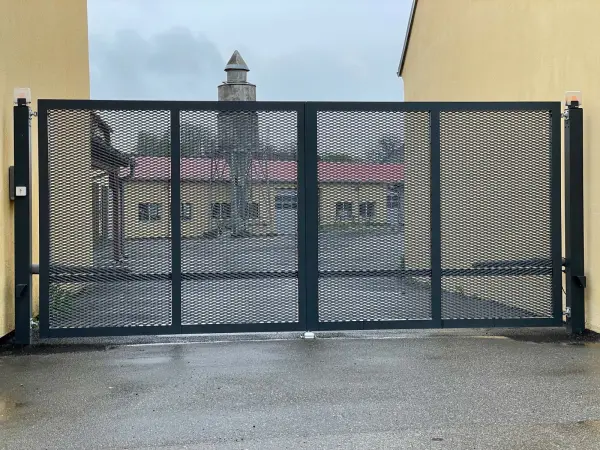 hliníková brána, dvoukřídlá brána, antracitová brána, brána tahokov, brána s tahokovem, tahokovová brána
