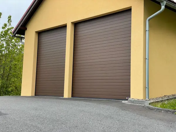 Sekční průmyslová vrata Hörmann SPU42, lamela stucco, hněda RAL8028