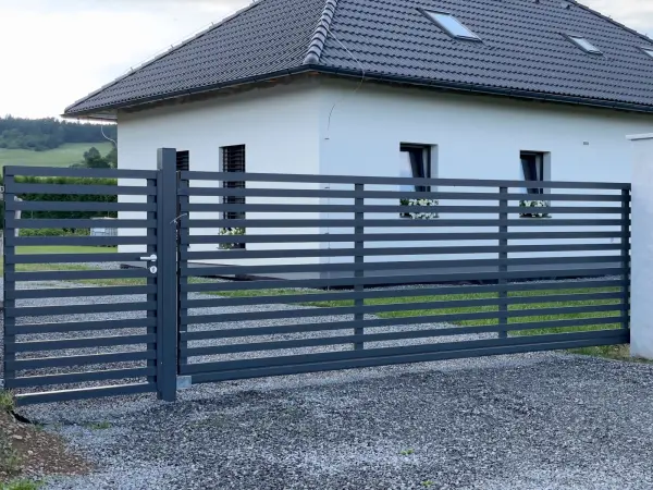 Hliníková posuvná brána s brankou s výplní a lakováním