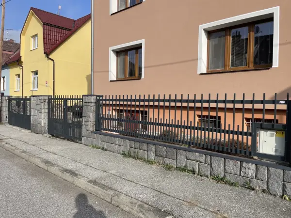 Hliníkový plot, dvě dvoukřídlé brány a jedna s pohonem Hörmann RotaMatic, výplň svislý profil 20/20, lakování RAL7016