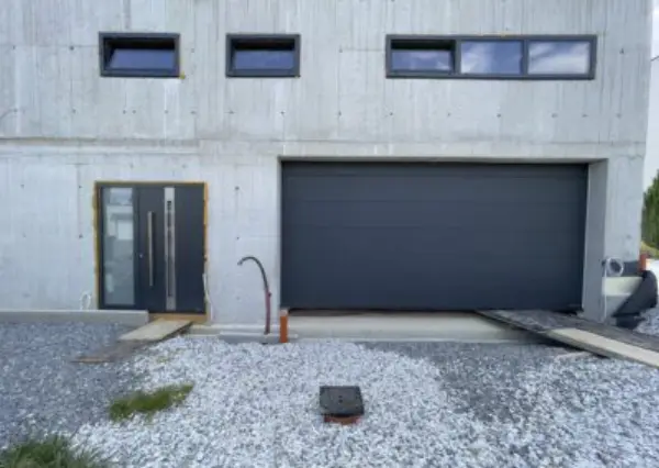 Sekční privátní vrata Hörmann LPU42, lamela "L", SandGrain - RAL7016. Lícující překladová lamela. Vchodové dveře Hörmann ThermoSafe motiv 686 RAL 7016 MAT vč. vedlejšího bočního dílce sklo Float matované.