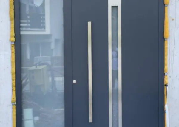 Vchodové dveře Hörmann ThermoSafe motiv 686 RAL 7016 MAT vč. vedlejšího bočního dílce sklo Float matované.