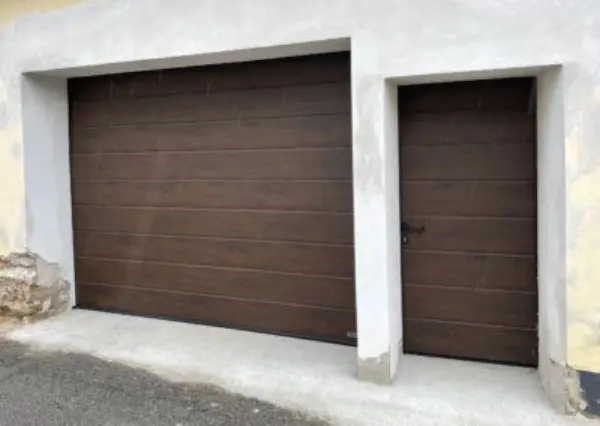 Sekční privátní vrata Hörmann RenoMatic42, lamela "M", DecoColor - ořech (lakovaný). Dveře vedlejší pohledově shodné s vraty.