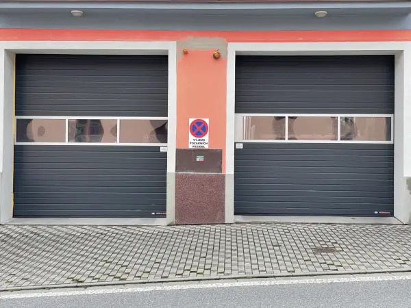 Sekční průmyslová vrata Hörmann SPU42, lamela stucco, šedá RAL7016. Celoprůhledná hliníková lamela.