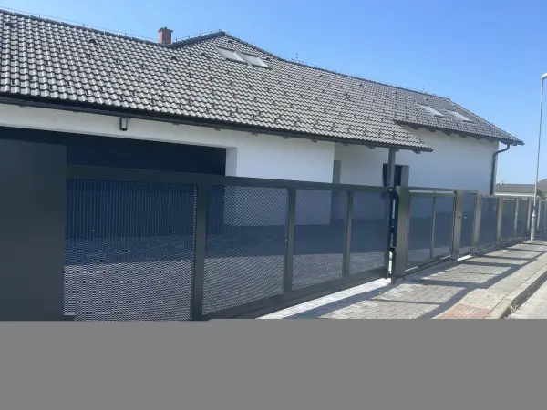 Hliníkový plot s posuvnou nesenou bránou, výplň tahokov, široké sloupky s plnou výplní, lakování RAL7016