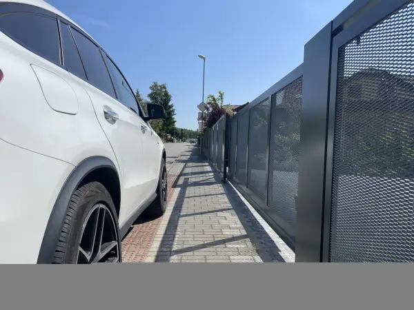 Hliníkový plot s posuvnou nesenou bránou, výplň tahokov, široké sloupky s plnou výplní, lakování RAL7016