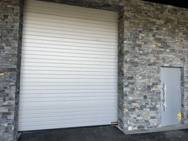 Sekční průmyslová vrata Hörmann SPU67, lamela stucco, stříbrná RAL9006.