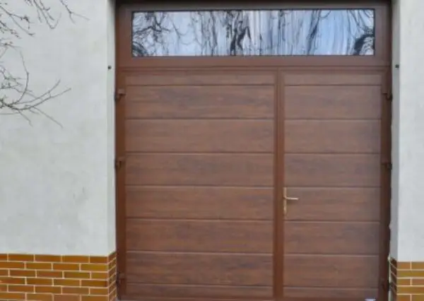 Dvoukřídlá garážová vrata ořech