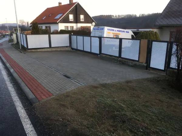 8-Plot hliníkový lakovaný s 3D tahokovem bránou a brankou
