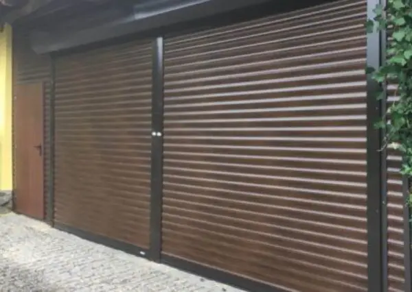 Rolovací garážová vrata imitace ořech na elektrický pohon a obložená stěna