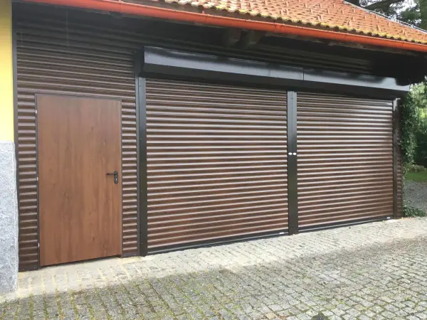 Rolovací garážová vrata imitace ořech na elektrický pohon a obložená stěna