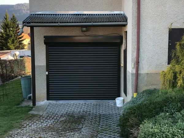 hnědá rolovací garážová vrata na fasádu s pohonem