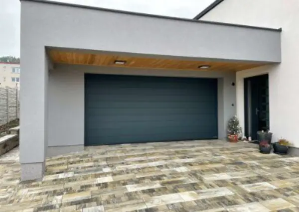 Sekční garážová vrata Hörmann silkgrain ral 7016 u moderního domu