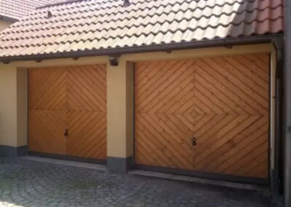 výklopná garážová vrata s dřevěnou výplní