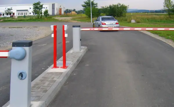 Nice, závora, vjezdová závora, vjezdové závory, solární závory, závory wide, široké závory, protiběžná závora, protiběžné závory, závora parkovací, závory parkovací, jvp system, hormann, hörmann, vrata prachatice, vrata budějovice, vrata strakonice, vrata vojta, německá vrata, česká vrata, kvalitní vrata, kvalitní závory, kvalitní dveře
