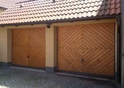 výklopná garážová vrata s dřevěnou výplní